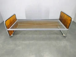 Lit en acier tubulaire Bauhaus avec panneaux en placage de noyer, années 1930