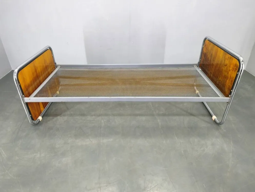 Lit en acier tubulaire Bauhaus avec panneaux en placage de noyer, années 1930