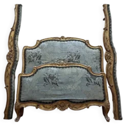 Lit en bois doré et sculpté de style Louis XV signé 