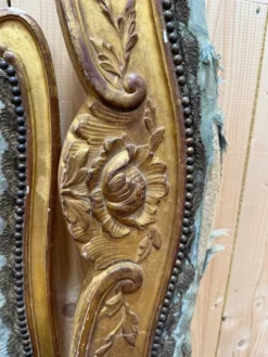 Lit en bois doré et sculpté de style Louis XV signé 