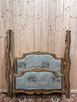 Lit en bois doré et sculpté de style Louis XV signé 