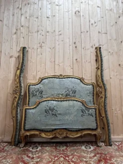 Lit en bois doré et sculpté de style Louis XV signé 