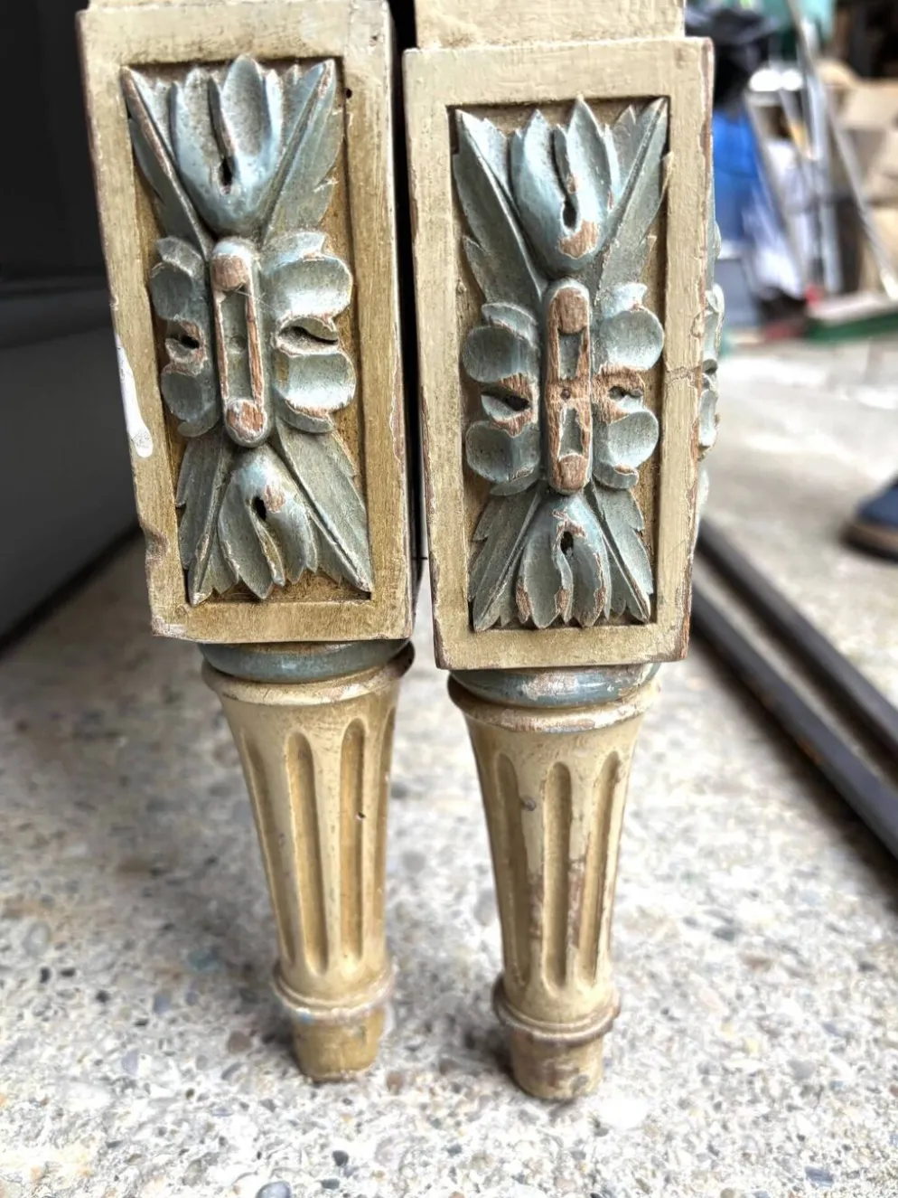 Lit en bois sculpté et peint