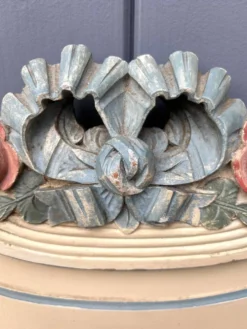 Lit en bois sculpté et peint