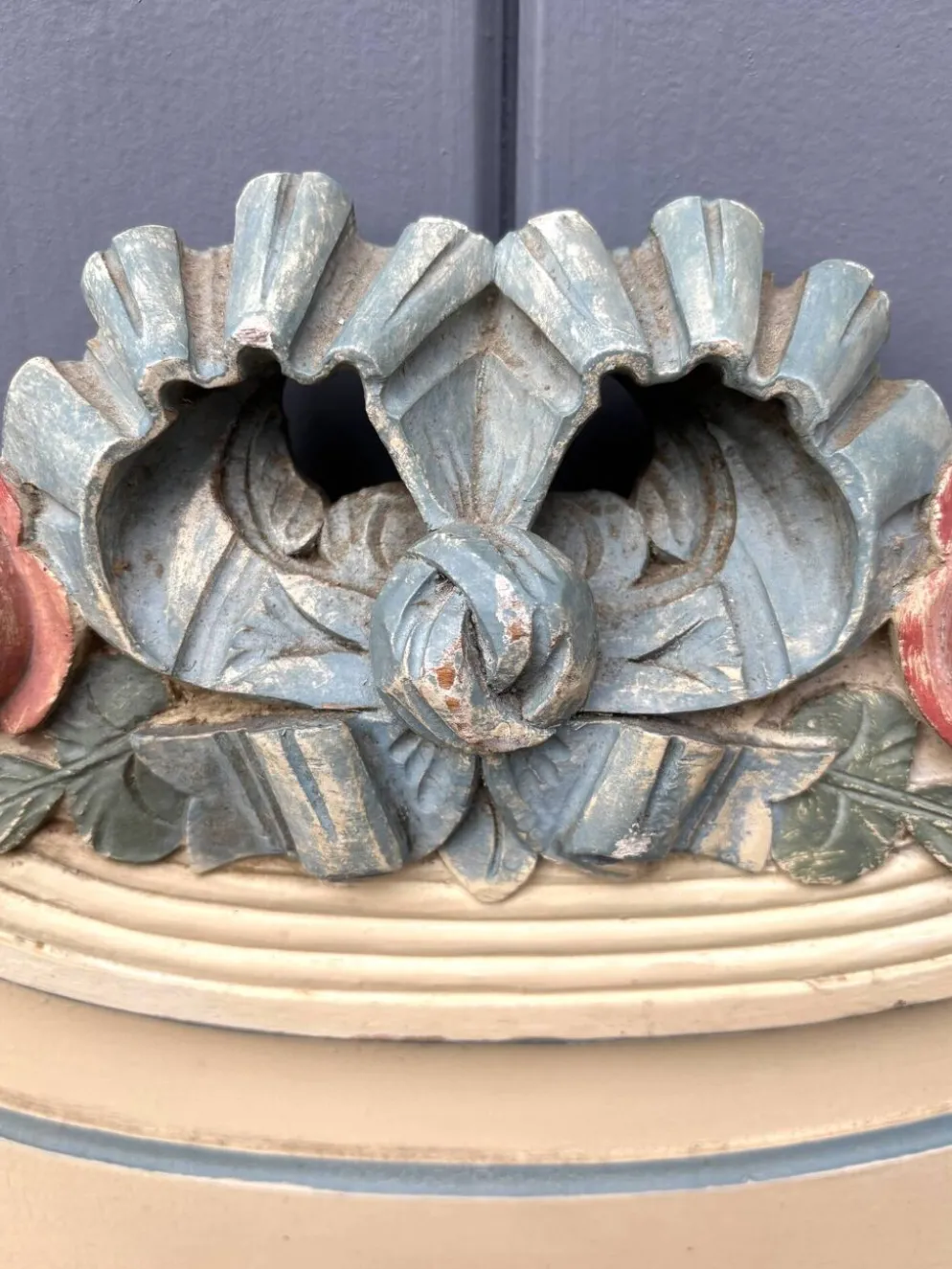 Lit en bois sculpté et peint
