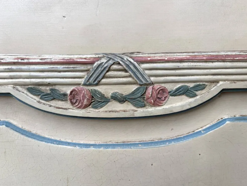 Lit en bois sculpté et peint