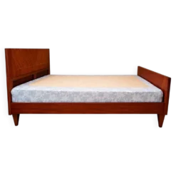 Lit en bois verni avec sommier