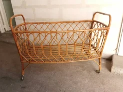 Lit enfant, bébé vintage en rotin