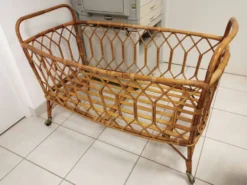 Lit enfant, bébé vintage en rotin