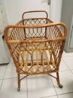 Lit enfant, bébé vintage en rotin