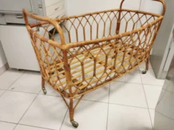 Lit enfant, bébé vintage en rotin