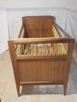 Lit enfant bois et fils scoubidou jaune, années 50