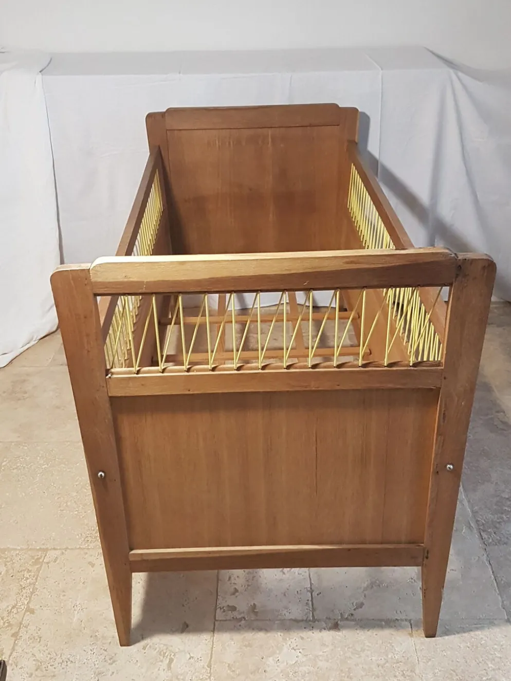 Lit enfant bois et fils scoubidou jaune, années 50