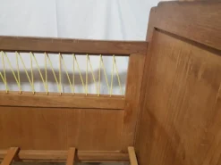 Lit enfant bois et fils scoubidou jaune, années 50