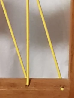 Lit enfant bois et fils scoubidou jaune, années 50