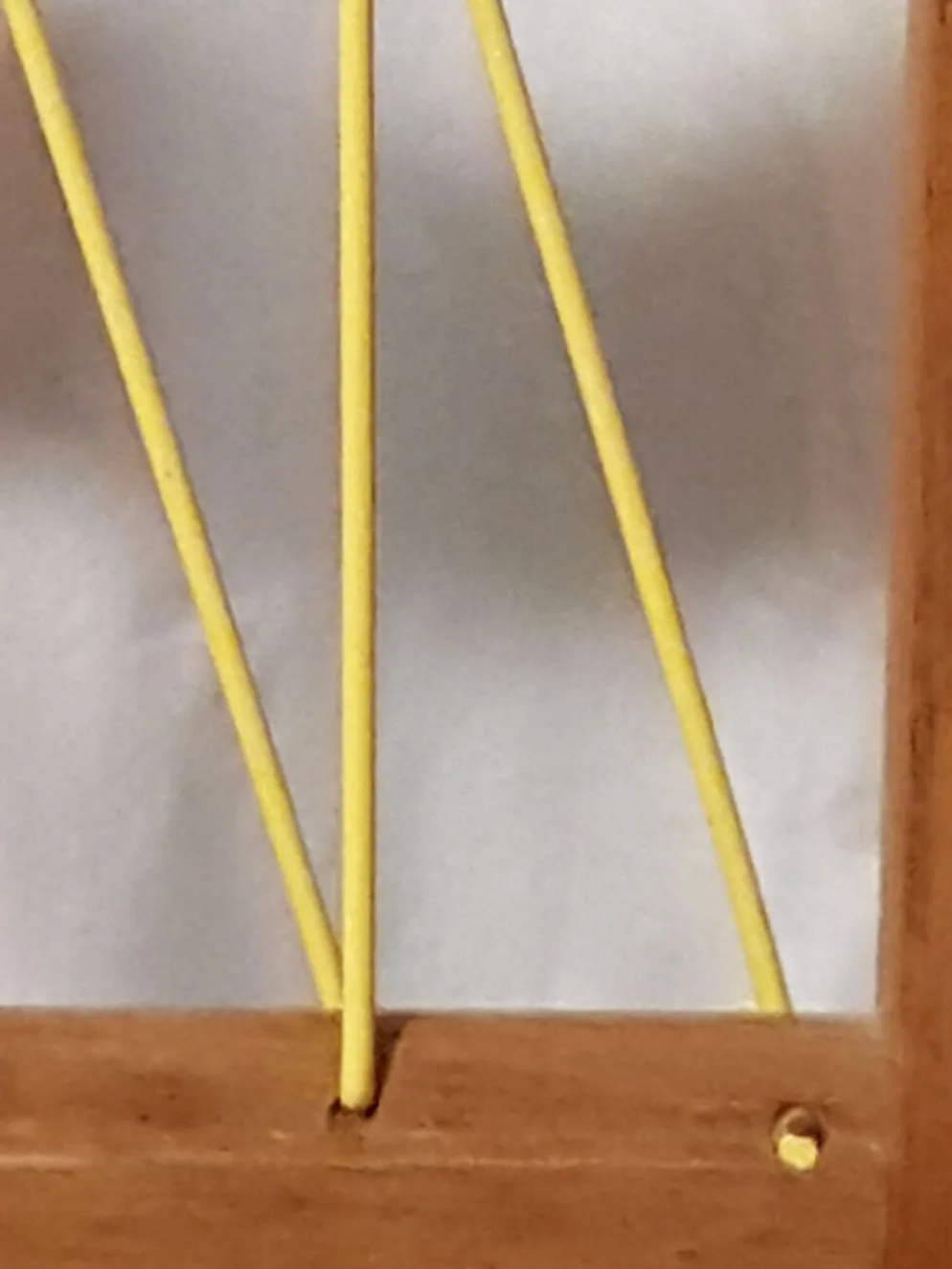 Lit enfant bois et fils scoubidou jaune, années 50