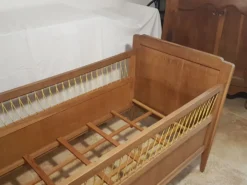 Lit enfant bois et fils scoubidou jaune, années 50