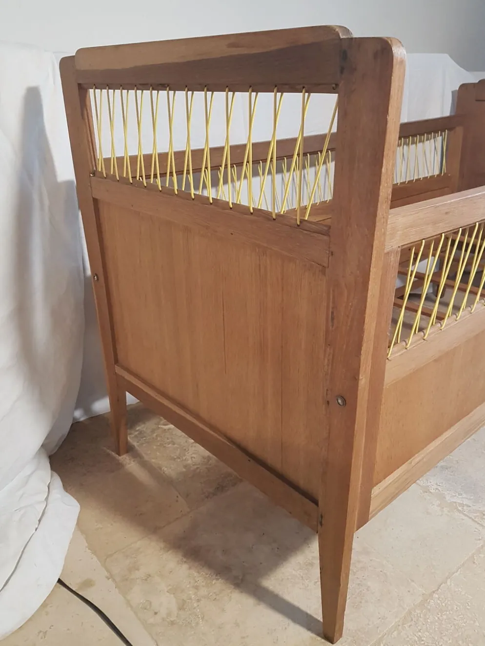 Lit enfant bois et fils scoubidou jaune, années 50