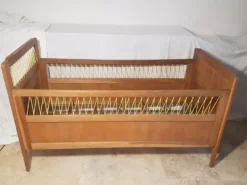 Lit enfant bois et fils scoubidou jaune, années 50