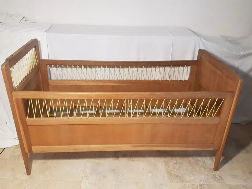 Lit enfant bois et fils scoubidou jaune, années 50