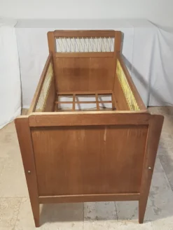 Lit enfant bois et fils scoubidou jaune, années 50
