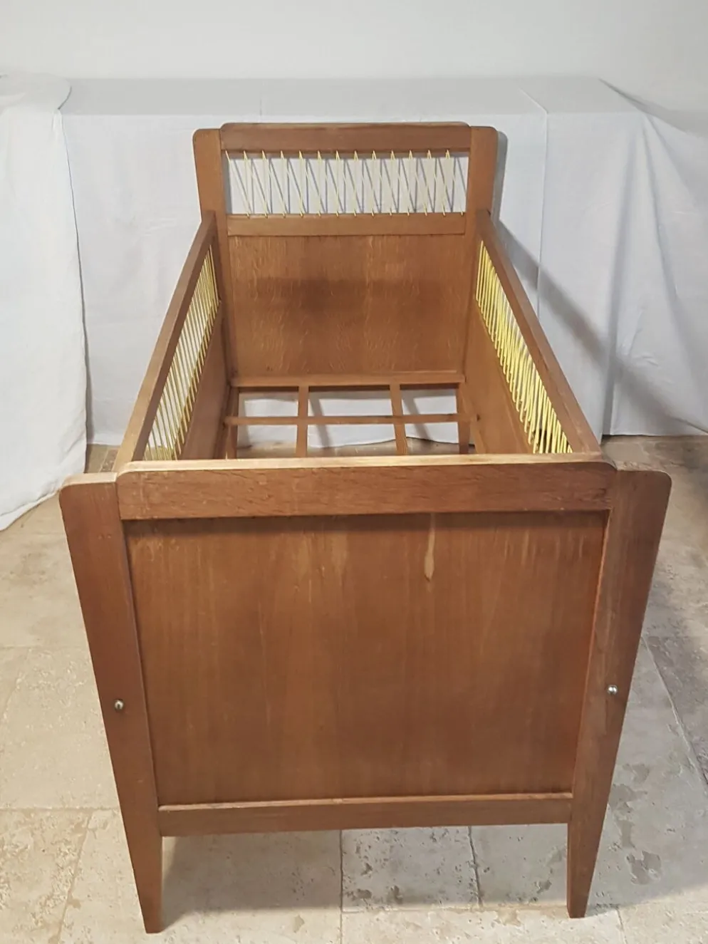 Lit enfant bois et fils scoubidou jaune, années 50