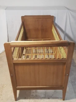 Lit enfant bois et fils scoubidou jaune, années 50