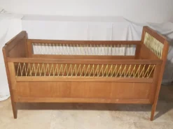 Lit enfant bois et fils scoubidou jaune, années 50