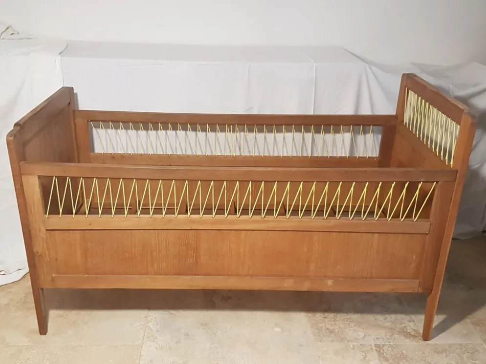 Lit enfant bois et fils scoubidou jaune, années 50
