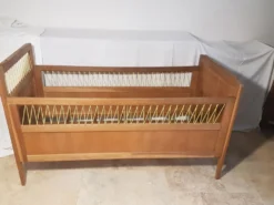 Lit enfant bois et fils scoubidou jaune, années 50