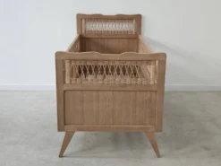 Lit enfant bois et rotin aérogommé année 1960