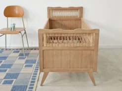 Lit enfant bois et rotin aérogommé année 1960