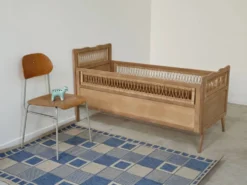 Lit enfant bois et rotin aérogommé année 1960