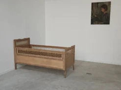 Lit enfant bois et rotin aérogommé année 1960