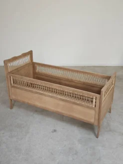 Lit enfant bois et rotin aérogommé année 1960
