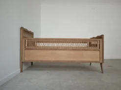 Lit enfant bois et rotin aérogommé année 1960