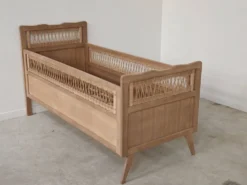 Lit enfant bois et rotin aérogommé année 1960