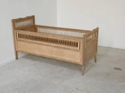 Lit enfant bois et rotin aérogommé année 1960