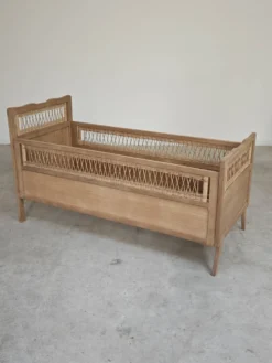 Lit enfant bois et rotin aérogommé année 1960