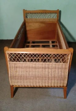 Lit enfant bois et rotin pieds compas vintage années 60