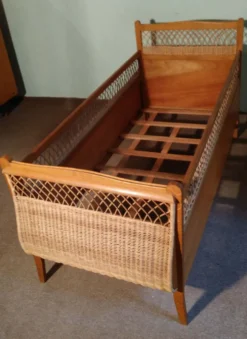 Lit enfant bois et rotin pieds compas vintage années 60