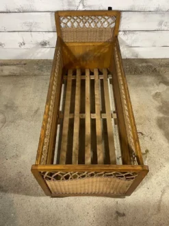 Lit enfant en bois et osier année 50 60
