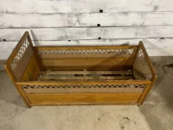 Lit enfant en bois et osier année 50 60