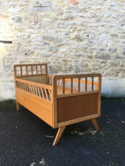 Lit enfant en bois pied compas
