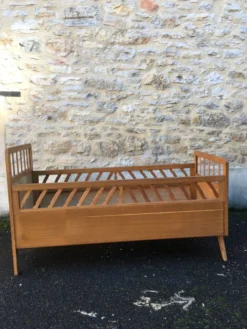 Lit enfant en bois pied compas