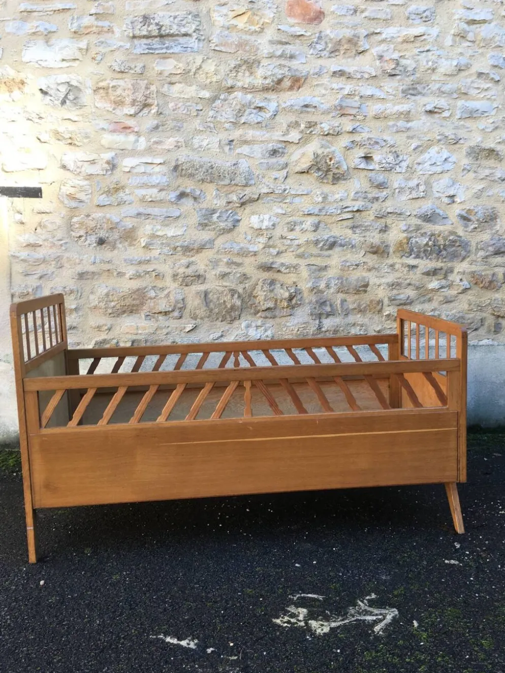 Lit enfant en bois pied compas