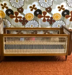 Lit enfant en osier vintage 1960