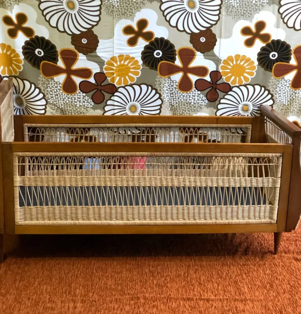 Lit enfant en osier vintage 1960