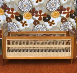 Lit enfant en osier vintage 1960