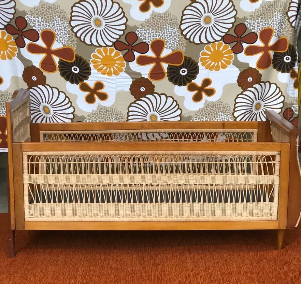 Lit enfant en osier vintage 1960